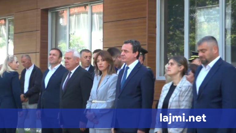 Krerët e shtetit bëjnë homazhe pranë Lapidarit të Policëve të rënë