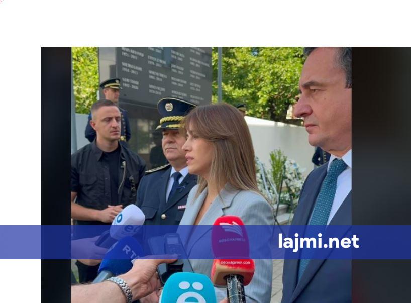 Krerët e shtetit nderojnë policët e rënë në detyrë  Haxhiu  Liria  siguria dhe sovraniteti  u ngritën nga sakrifica e policëve të rënë në detyrë