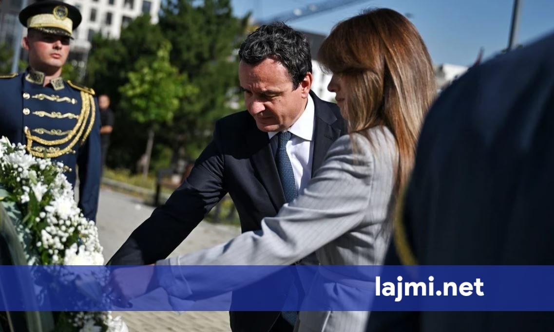 Kurti dhe Haxhiu bëjnë homazhe te varri i Adem Demaçit  Shkrimtari që kundërshtoi robërinë e Kosovës