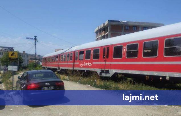 Treni ndalet në Klinë  telat e rrymës bien mbi të