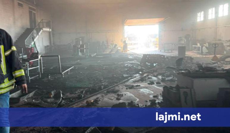 Digjet një fabrikë në Gjakovë  zjarrfikësit shmangin përhapjen e flakëve