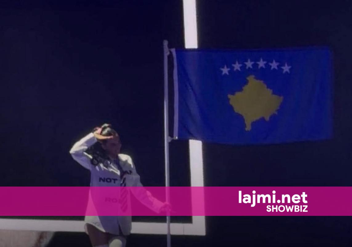 Katy Perry improvizon uljen në Hënë  ngre flamurin e Kosovës në skenën e  Sunny Hill 