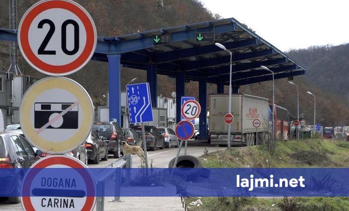 Kolona të gjata te Dheu i Bardhë  pritjet në hyrje deri në dy orë