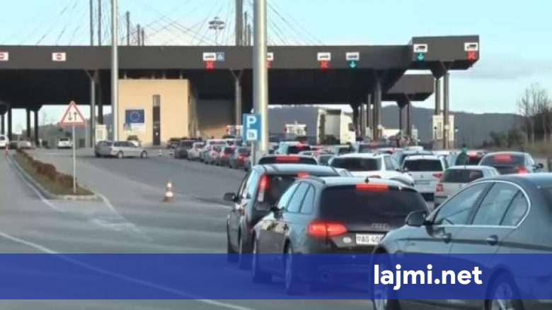 Shtohet fluksi i mërgimtarëve  deri në 80 minuta pritje në pikëkalimin Dheu i Bardhë