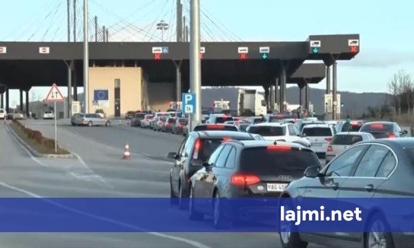 Kolona deri 500 metra  në Muçibabë dhe tek Dheu i Bardhë pritje të gjata për t u futur në Kosovë