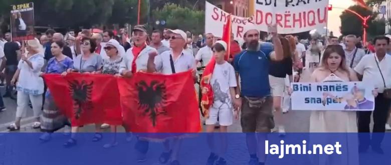 Protestat nuk ndalen në Tiranë  qytetarët mbajnë tubimin e 66 të radhazi