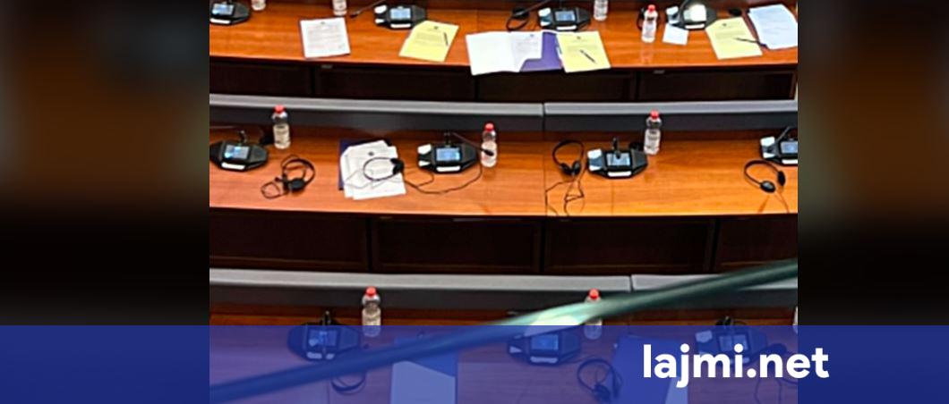 Deputetët e Listës Serbe nuk i durojnë simbolet e vendit  kthejnë përmbys deklaratat e betimit me flamurin e Kosovës