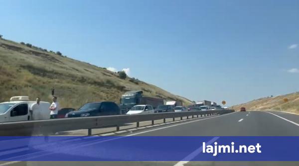 Edhe sot kufizohet qarkullimi i kamionëve mbi 20 tonë në autoudhë