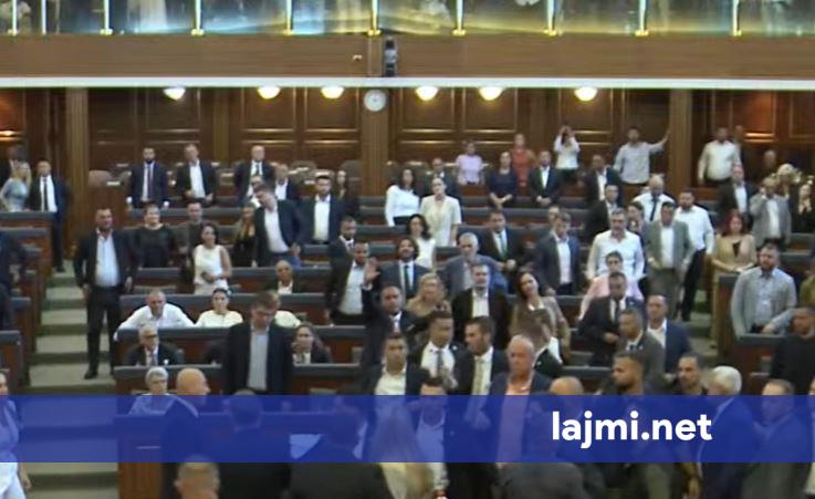 Eskalon situata në Kuvend   Konflikt fizik ndërmjet deputetëve