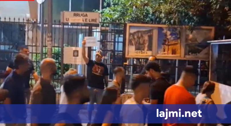 Protestuesit në Tiranë zhvendosen para ambasadës serbe dhe asaj ukrainase  thërrasin  UÇK  UÇK