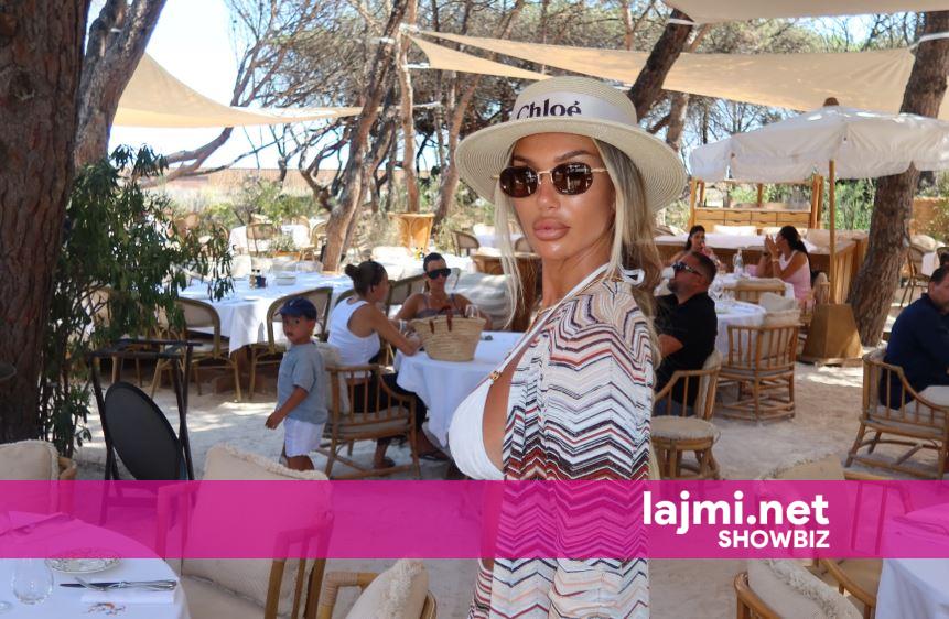 Adelina Tahiri shijon pushimet  publikon fotografi sensuale para pasqyrës