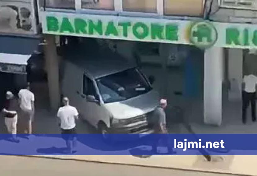 Aksident i pazakontë në Malishevë  vetura e lënë pa frenë dore përplaset në objekt afarist