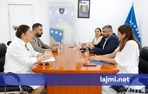 Hoti dhe Krasniqi koordinojnë bashkëpunimin mes nivelit qendror dhe lokal për punësimin dhe aftësimin profesional