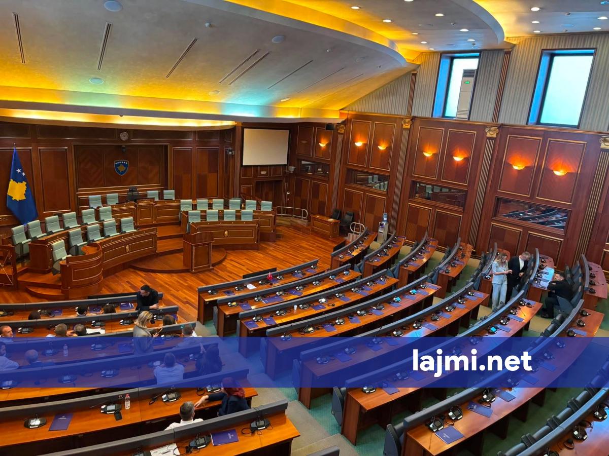 Deputetët e PDK së dhe Aleancës hyjnë brenda sallës plenare edhe pse Avni Dehari nuk e thirri seancën