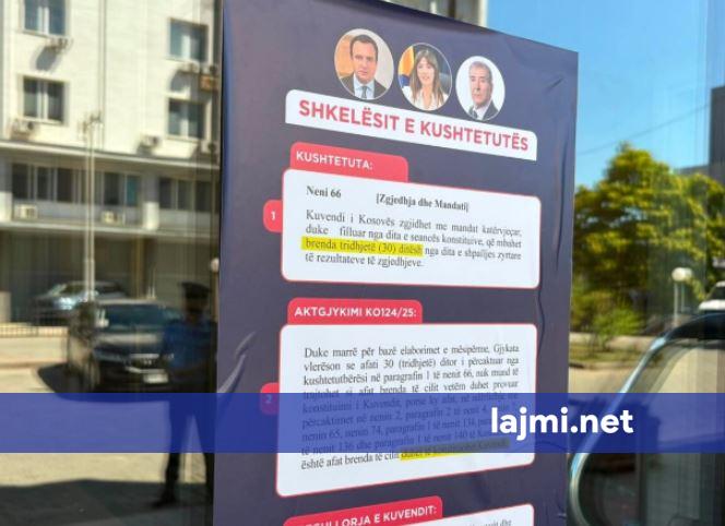 Aksioni i Rinisë së PDK së  Tre shkelësit e Kushtetutës  fotografia e Haxhiut  Kurtit e Deharit ngjitet në dyert e Kuvendit