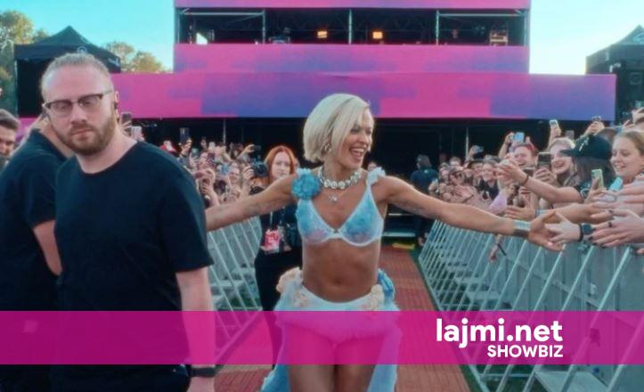 Rita Ora ndez skenën në Poloni  fansat e presin me entuziazëm