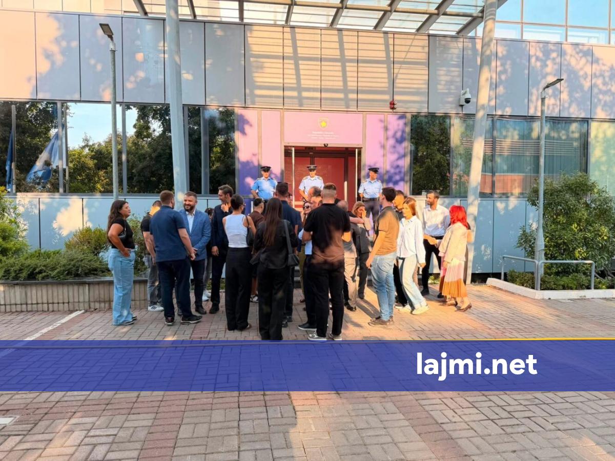Bashkë me të rinjt e partisë  PDK bllokoi edhe sot hyrjen e Qeverisë