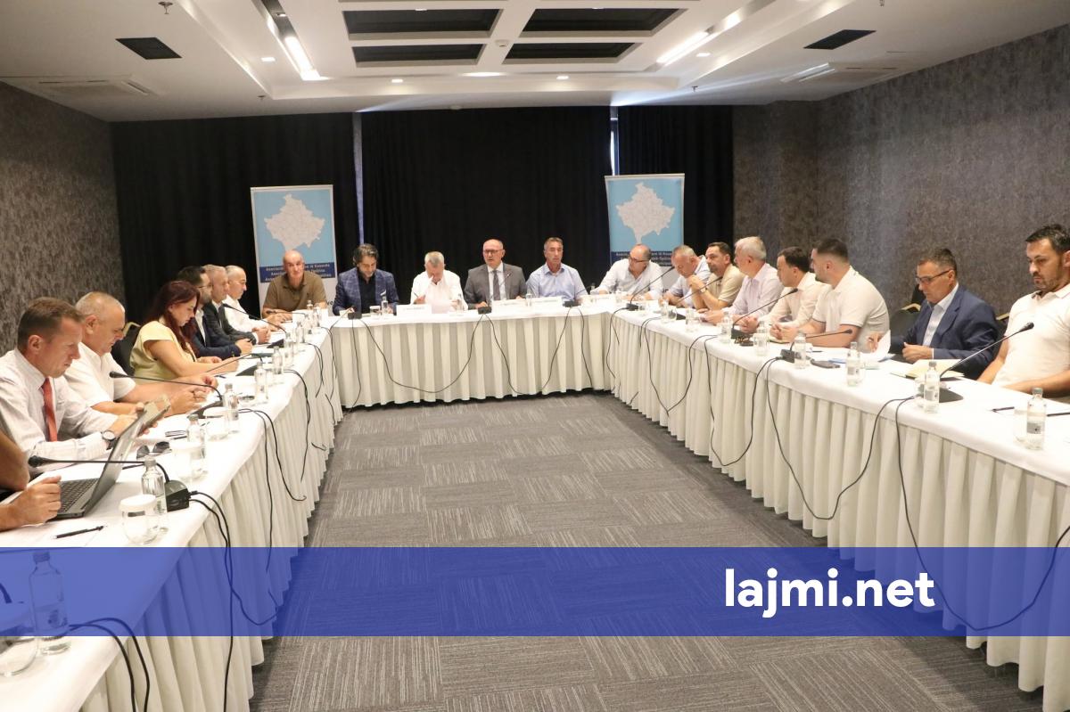 AKK jep detaje  Komunat protestojnë më 1 shtator para Qeverisë  ta ndalim ndërhyrjen e nivelit qendror në atë lokal