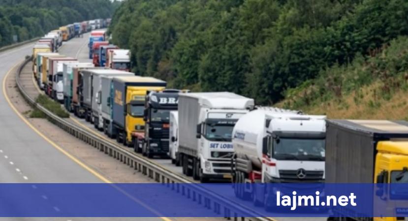Nesër kufizim në autostradë për kamionët mbi 20 tonë