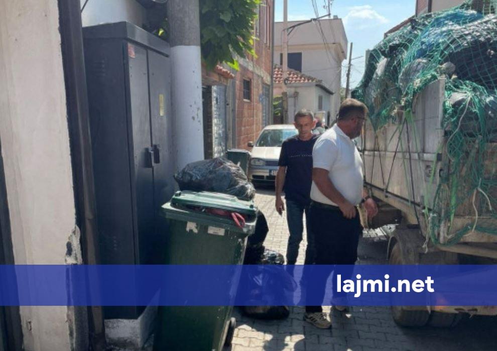 Qytetarët bllokojnë kamionetën e mbeturinave në Kodrën e Trimave  ankohen se bërlloku nuk po mblidhet