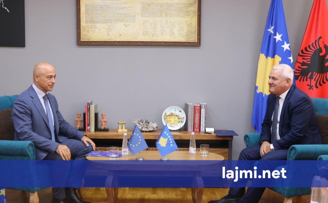 Sveçla pret në takim shefin e ri të EULEX it  diskutojnë për sundimin e ligjit dhe bashkëpunimin