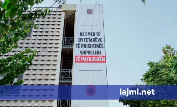  Në emër të qytetarëve të Prishtinës  Shpalleni të pafajshëm    zbulohet baneri gjigant në kryeqytet