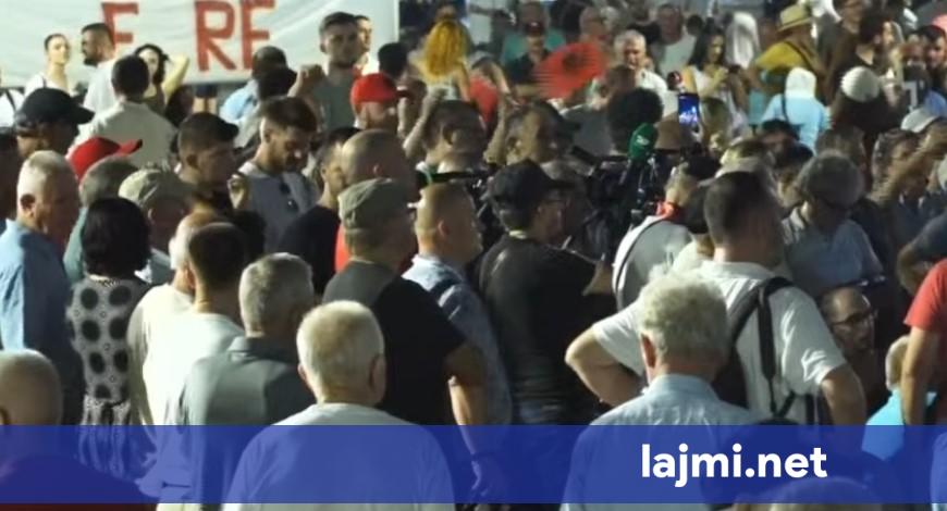 Protesta hyn në ditën e 90 të  qytetarët mblidhen sërish para Kryeministrisë