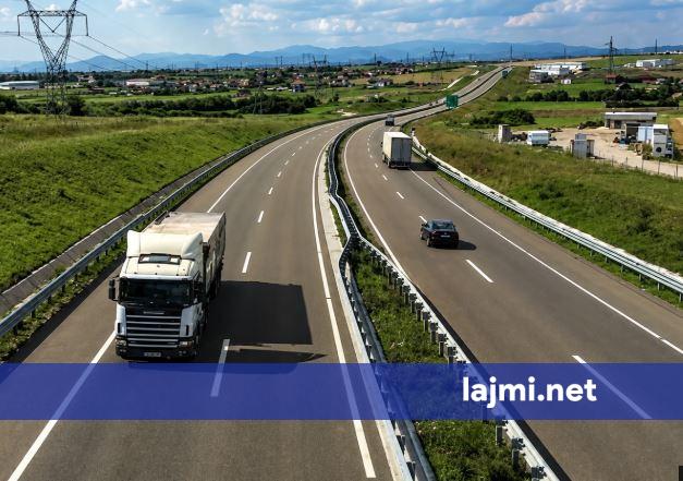 Edhe sot kufizohet qarkullimi i kamionëve mbi 20 tonë në autostradë