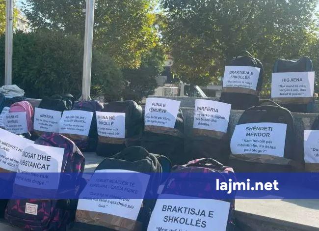 KOMF me mesazh për institucionet më 1 Shtator  Çfarë po mbajnë fëmijët në çantë  përveç librave 