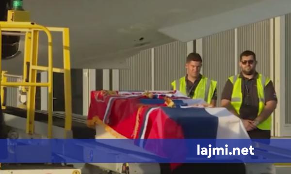 Kufoma e kriminelit Mlladiq mbërrin në Serbi  pushteti i Vuçiqit i nxjerr 6 ushtarë për ta bartur arkivolin e mbuluar me flamuj