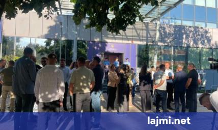 PDK dhe Aleanca bllokojnë sërish hyrjen e Qeverisë  aksioni i janë bashkuar aktivistë e asamblistë të PDK së nga Prizreni e Suhareka