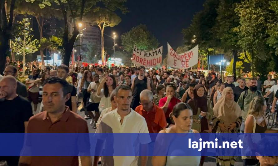 98 ditë protestë në Shqipëri  Qytetarët mblidhen sërish në shesh
