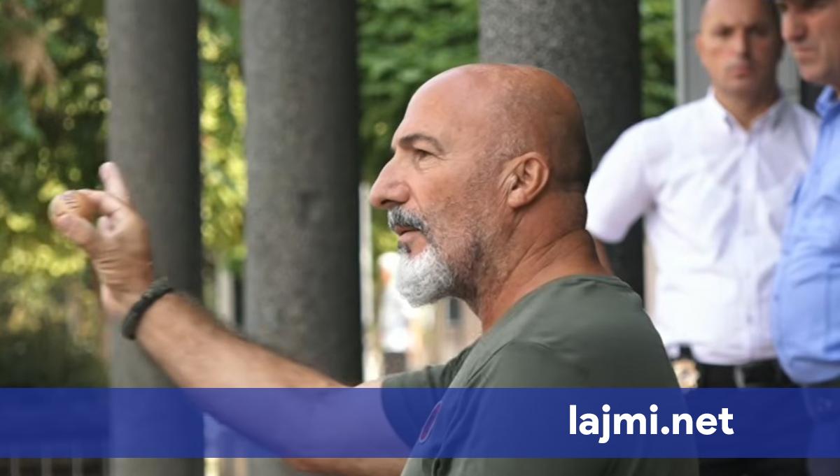 Pllashniku lajmërohet me aksionin e radhës  e mbush hyrjen e kuvendit me vezë  i shënon me emrat e deputetëve të Vetëvendosjes