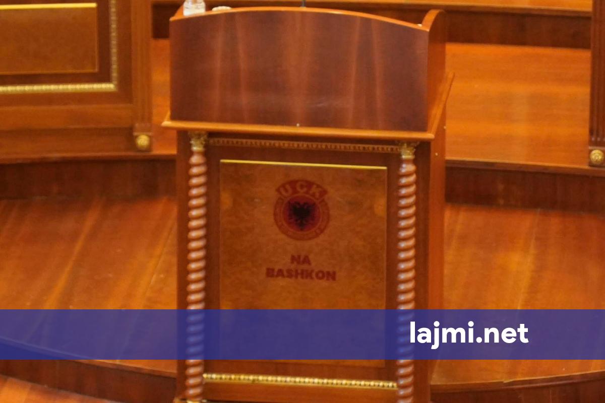  UÇK na bashkon  PDK vendos logon në foltoren e Kuvendit të Kosovës