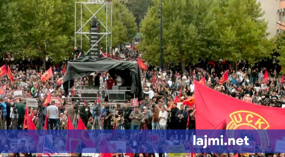 Pamje nga lartë  kështu duket sheshi qendror i Prishtinës një orë para marshit