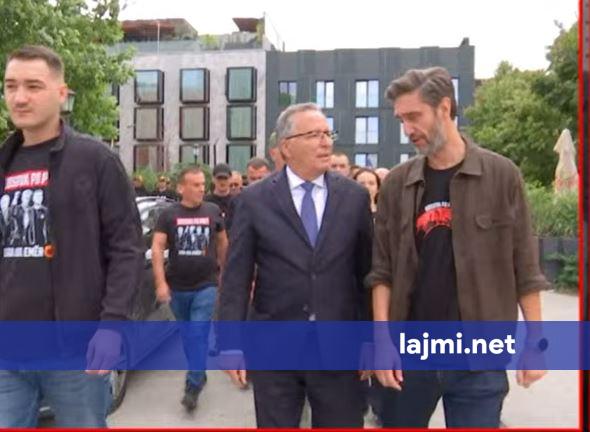 Bedri Hamza bashkë me djalin e Kadri Veselit dhe Uran Ismailit arrijnë tek sheshi
