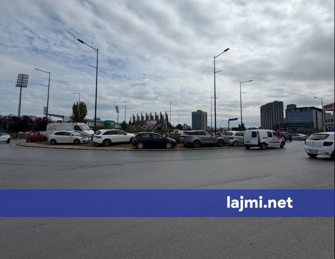 Ana e shëmtuar e marshit  Parkingu ishte falas sot  por disa qytetarë i parkuan veturat në rreth rrotullimin mbi stadiumin  Fadil Vokrri 