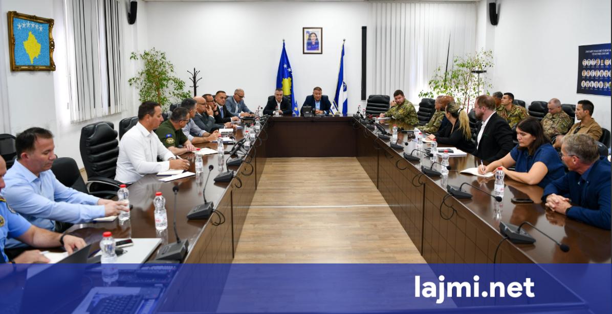 Policia takohet me KFOR in dhe përfaqësues të ambasadave  marrin masa për të ofruar siguri në ditën e vendimit të Gjykatës në Hagë