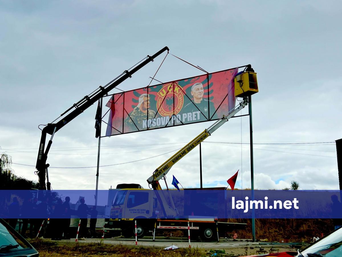 Në Burojë të Skenderajt vendoset pankarta  Kosova po pret   një ditë para vendimit për katërshen e UÇK së