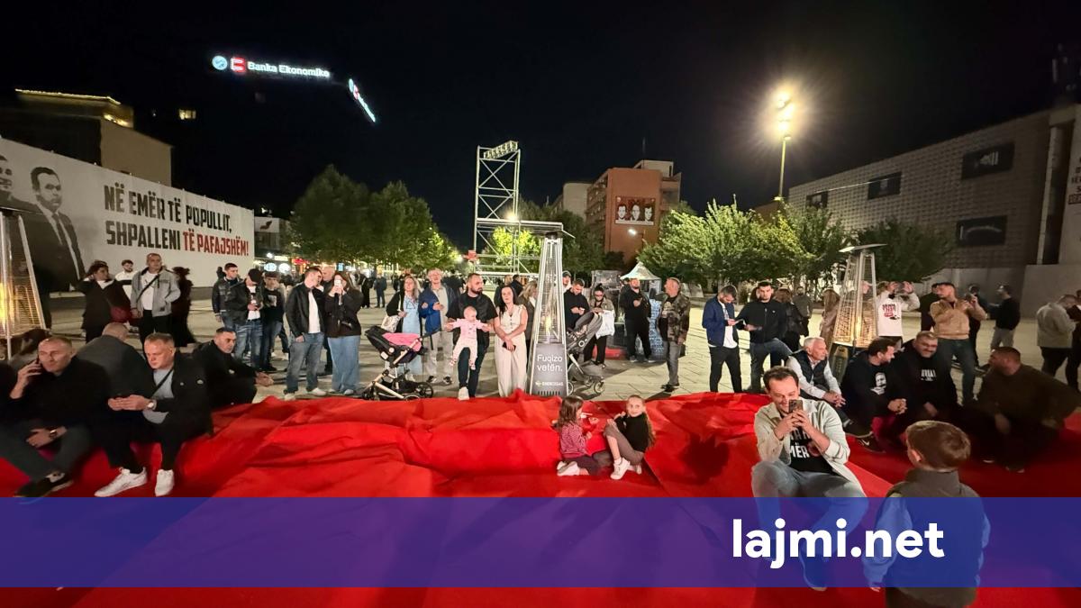 Qytetarë të shumtë mblidhen në sheshin Skenderbeu në kryeqytet në pritje të verdiktit të Hagës  disa prej tyre sjellin ushqime   Fotografi