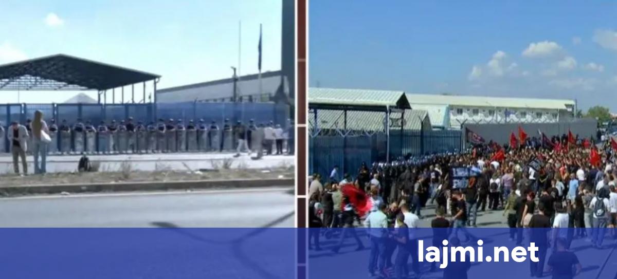 Bllokohet rruga Prishtinë Fushë Kosovë dhe anasjelltas  nxënësit detyrohen të ecin në këmbë me çanta në shpinë
