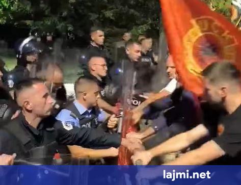 Tension në protestën para Qeverisë  protestuesit tentojnë të çajnë kordonin policor
