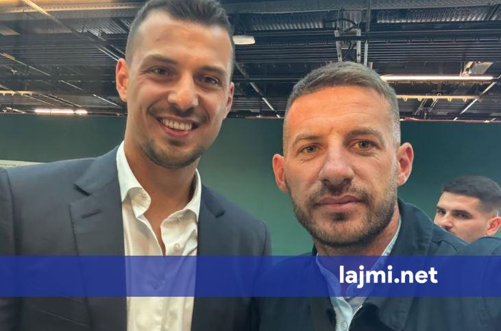 Djali i Thaçit i buzëqeshur niset drejt Kosovës pas verdiktit të Hagës