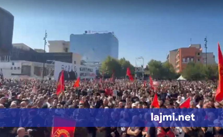 Policia lut protestuesit të mos mbajnë maska dhe të mos hedhin gjësende të forta