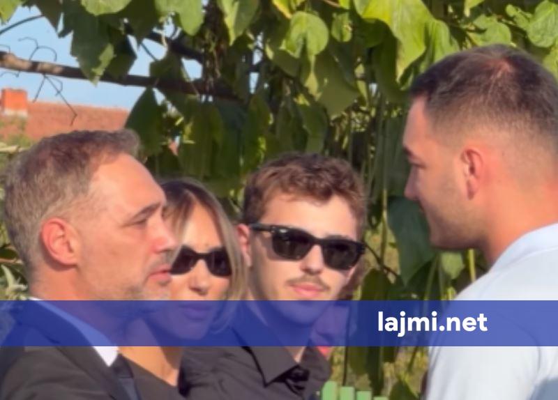 Djali i Kadri Veselit në varrimin e Flora Brovinës  bisedon me djalin e saj