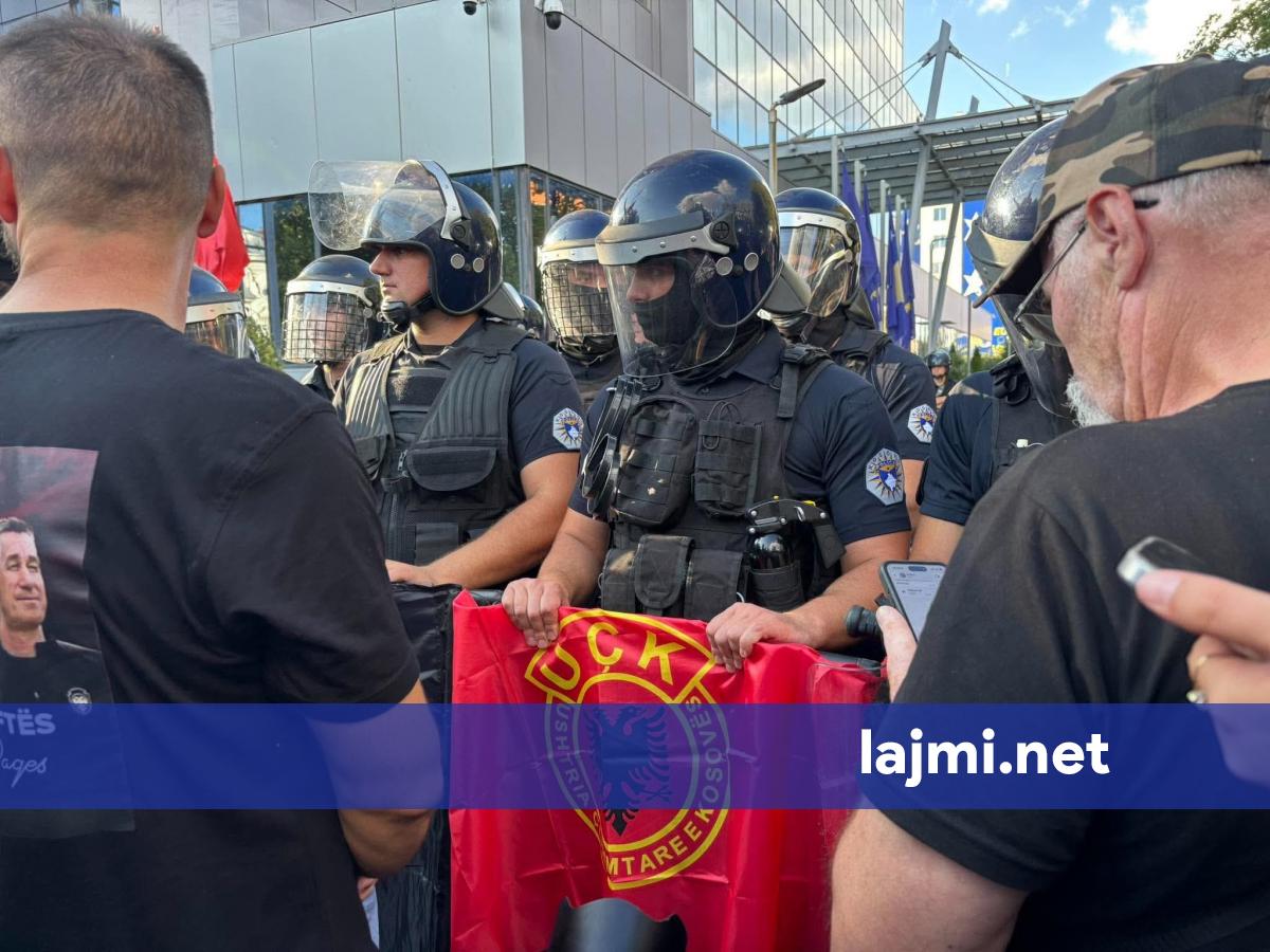 Protesta në Prishtinë për aktgjykimin ndaj ish krerëve të UÇK së  Policia  Situata kryesisht e qetë
