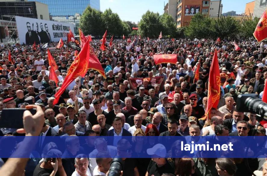 Hajrizi  Protestat po rriten çdo ditë  po na bashkohen edhe ish ushtarë e të rinj