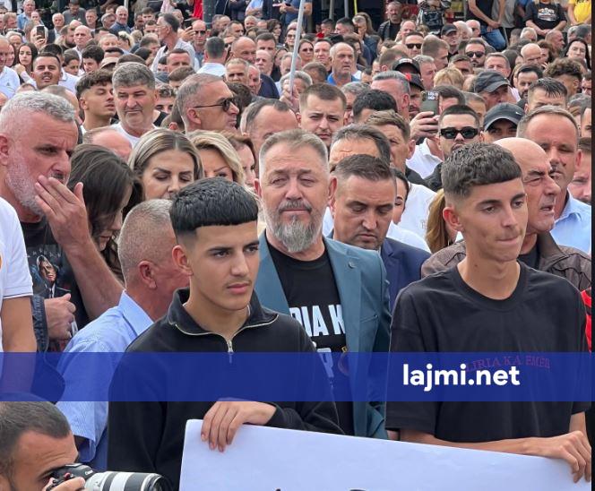 Sami Lushtaku në ballë të protestës në Skenderaj kundër verdiktit të Speciales