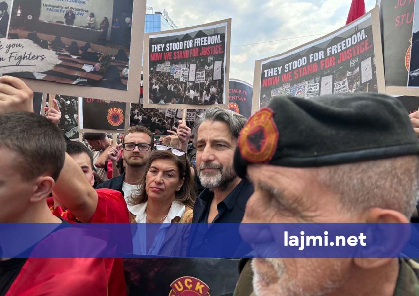 Përparim Rama i bashkohet protestës në sheshin  Skenderbeu 