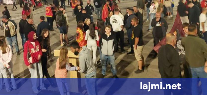 Nata e gjashtë e protestës kundër dënimit të katërshes së UÇK së  nis grumbullimi i qytetarëve në sheshin  Skënderbeu 